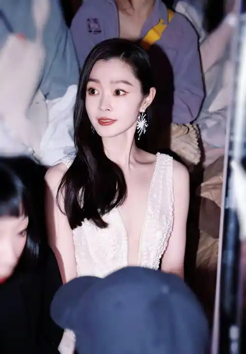 宋轶的"蚂蚁腰"好惹眼,可爱性感,造型美出高级感_连衣裙_粉色_公主