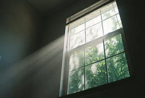 那缕光透过窗,温暖了一身,给了我坚强的理由