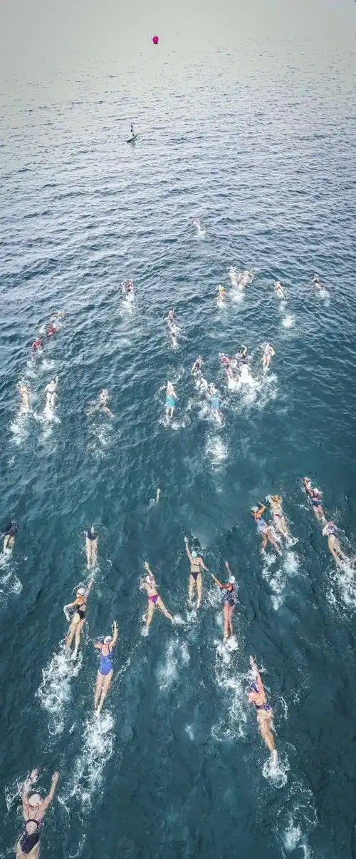 在海里游泳的人图片第9张