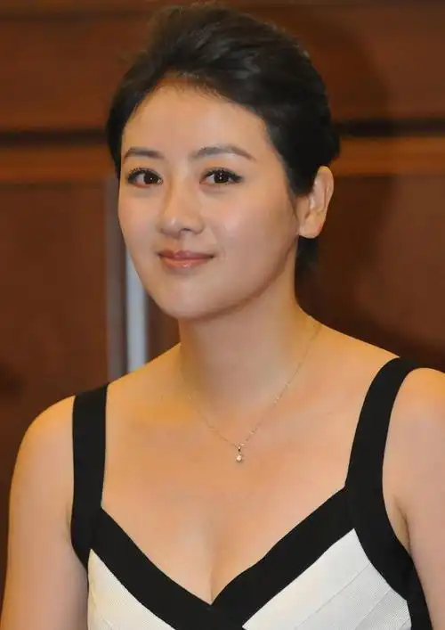 演员小李琳气质真好穿黑白拼色吊带礼服优雅高贵