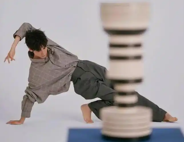 罗云熙的腰围和雷佳音的头围一般大小.