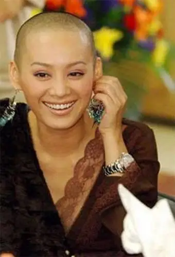 《白银谷》开机发布会上宁静便以光头登场,面对媒体问,她无奈回应"