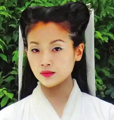 和一贯形象都不相同,但吴倩莲的气质清冷是所有小龙女当中看起来给人