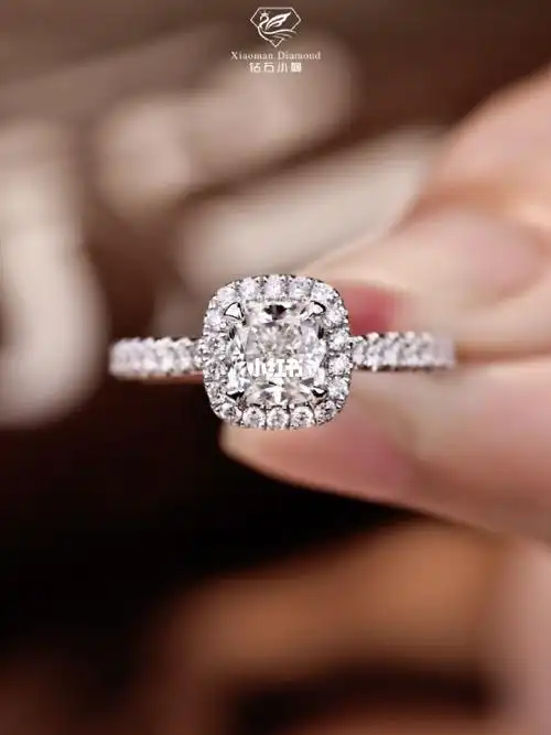 一克拉垫形钻戒闪耀华丽的小冰糖