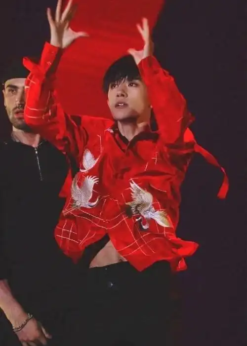 千玺光膀子睡觉被猫抓伤满脸嫌弃却甘做铲屎官猫控一党不解释