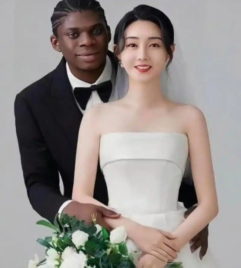 陈怡,一个年轻的女大学生,来自武汉,在求学的过程中,她遇到了一个非洲