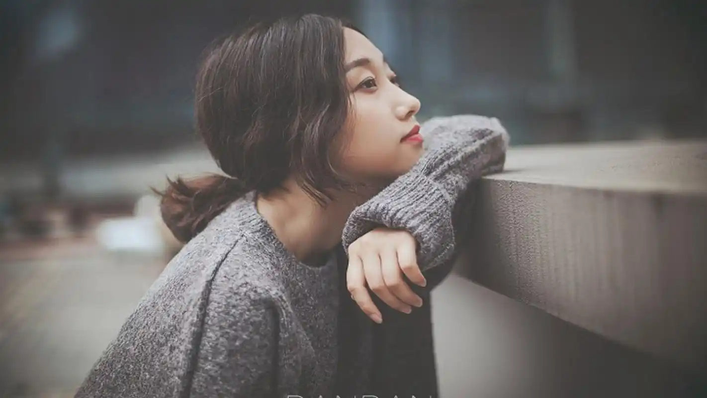 文艺美女慵懒写真高清桌面壁纸