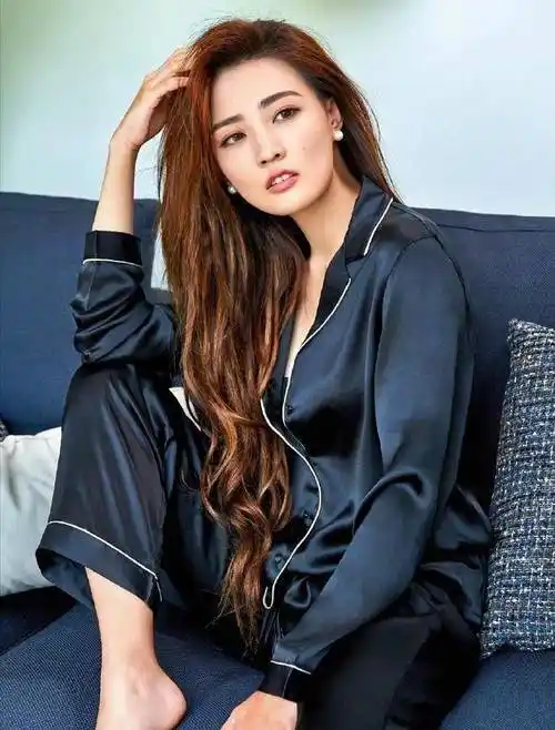 原创30岁知名女星徐璐恋情疑曝光与小5岁男星一起逛街网友送祝福