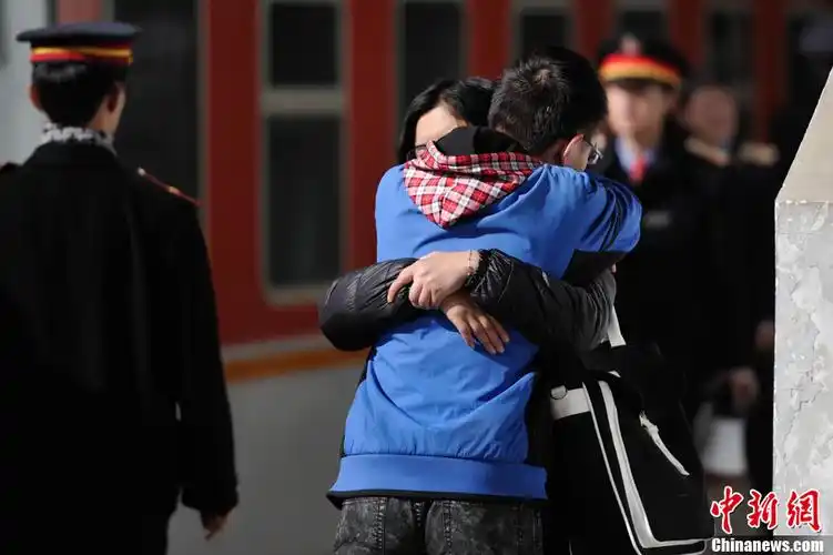 春运镜头:火车站情侣紧紧相拥