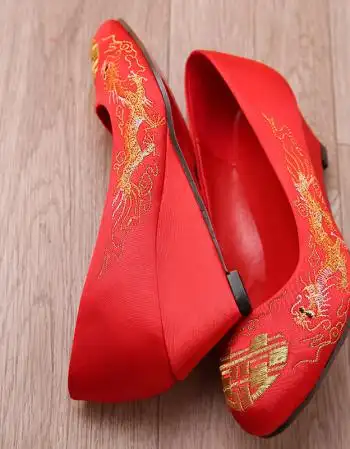 蔡梦琪结婚鞋女鞋秀禾服新娘红色婚鞋敬酒新娘红色刺绣龙凤鞋 坡跟鞋