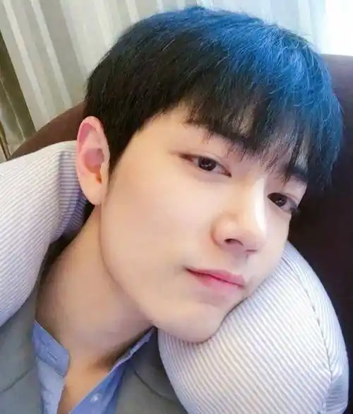 肖战被爆大量素颜生活照,这样的肖战,你还爱吗_战战_戴帽子_照片