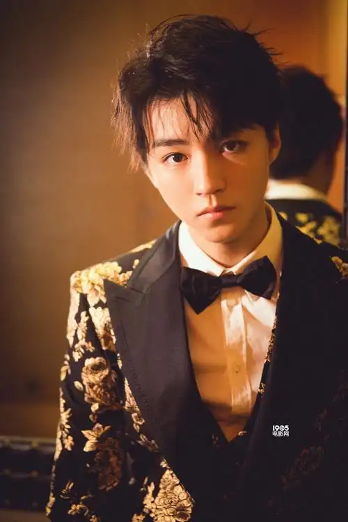 王俊凯印花西装亮相盛典 完美糅合矜贵与摩登质感