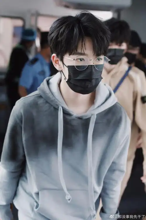 贺峻霖晕染卫衣造型##贺峻霖金丝眼镜