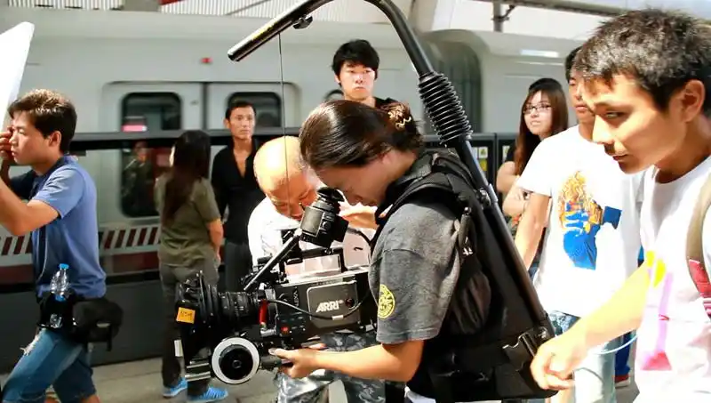 女摄影师雷斌 片场显"神通"