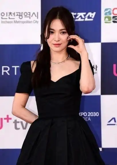 42岁宋慧乔再获青龙奖,穿黑色礼服裙出席红毯,网友:太惊艳了