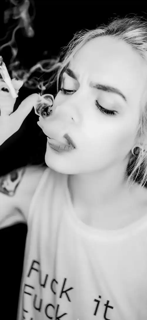 抽烟女孩欧美壁纸