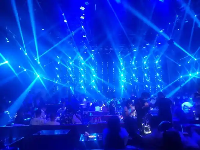 又是哄着要什么给什么,女孩缺在酒吧和别人一起蹦迪