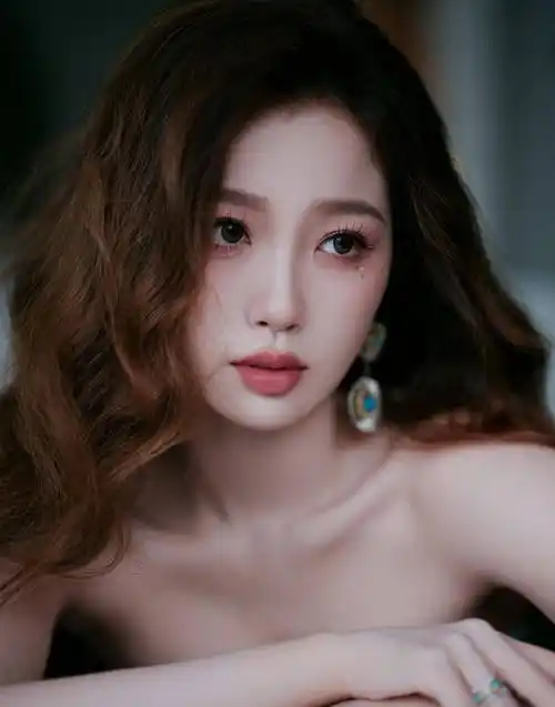 虞书欣身穿夏季俏皮装,身穿绿色水珠抹身材裙,绿色迷人,明亮又甜美