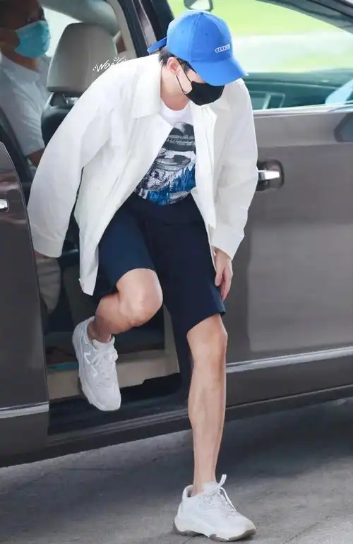 1 phillip lim 鞋:ash t恤:sunnei 丝巾:loewe 裤:lanvi