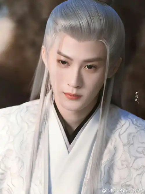 内娱银发漫撕男#白衣白发,书里走出来的美男,第一秒就想到了相柳@mic