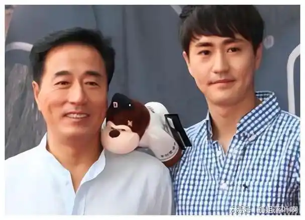 原来他们是亲父子,看似八竿子打不着,但长相骗不了人|杨玏|杜淳|向佐