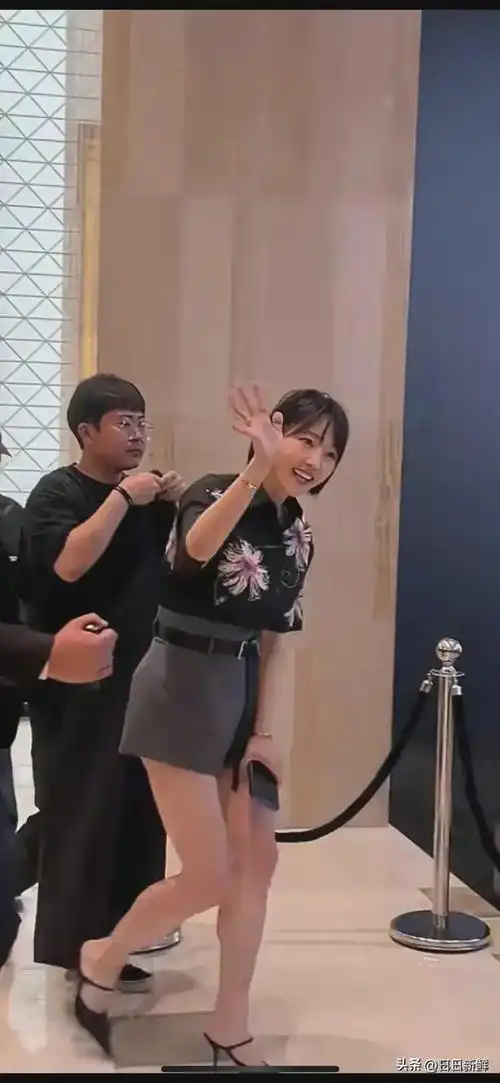 偶遇白百何,救命啊她好美! 笑容明媚有活力,身材颜值都很不错