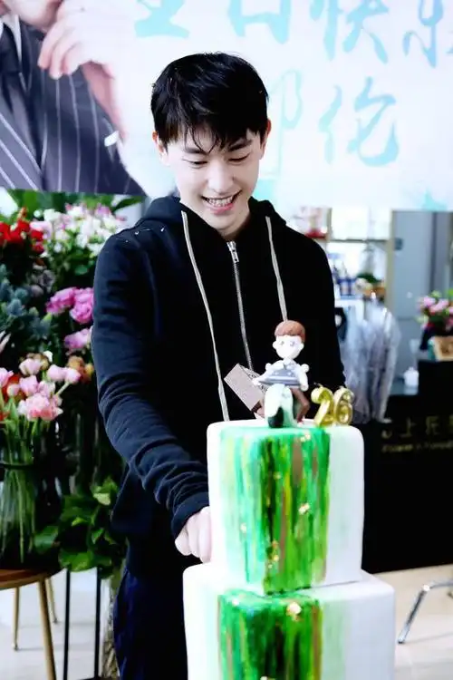 邓伦生日马思纯递小纸条杨紫不敢送祝福网友友谊小船要翻