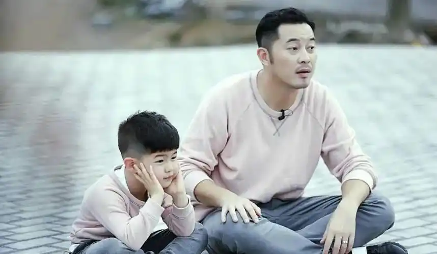 沙溢与大儿子安吉