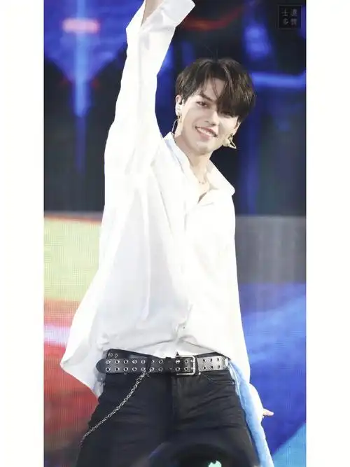 2022林彦俊白色衬衫甜甜笑容舞台壁纸494