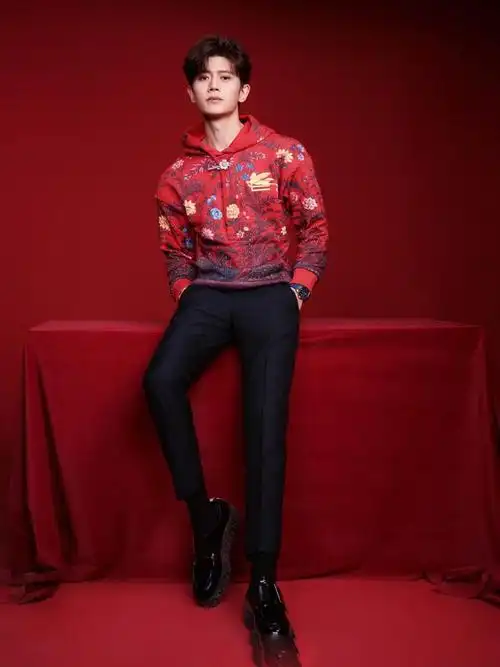 任嘉伦这种红配黑是非常经典的穿搭红色喜庆黑色高级