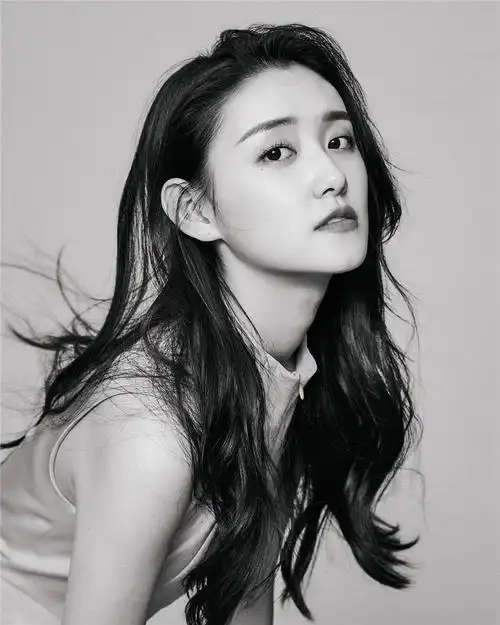 蒋依依19岁生日写真 明艳少女成长蜕变