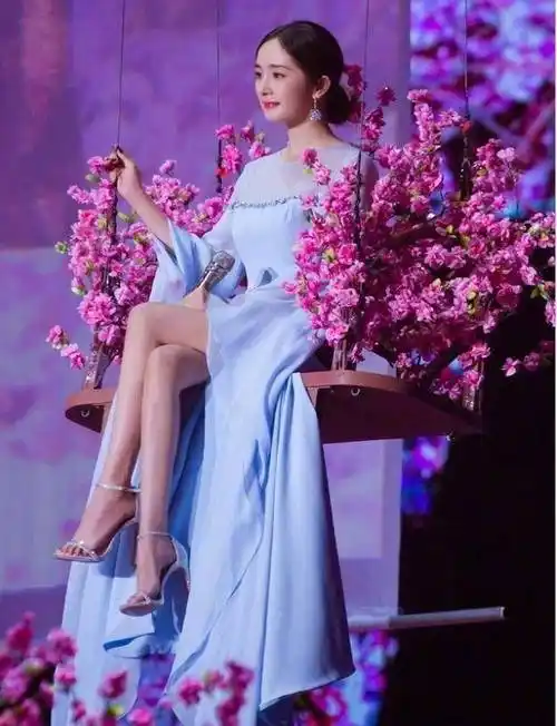 金晨一字马壁咚,李施嬅用双腿去弹钢琴,唯有杨幂最为甜美_景甜_柳岩