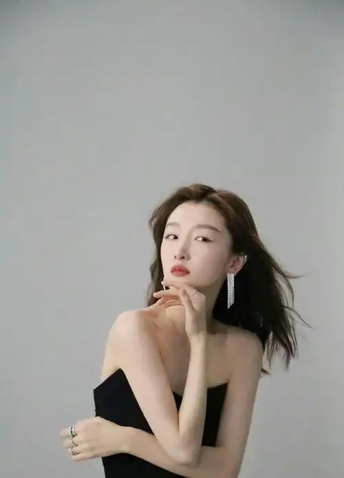 31岁周冬雨海外被偶遇,素颜生图力破整容疑云,路人赞:人超级好