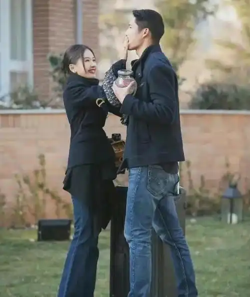 王子文吴永恩24cm身高差太抢眼街头搂抱甜蜜网友请原地结婚