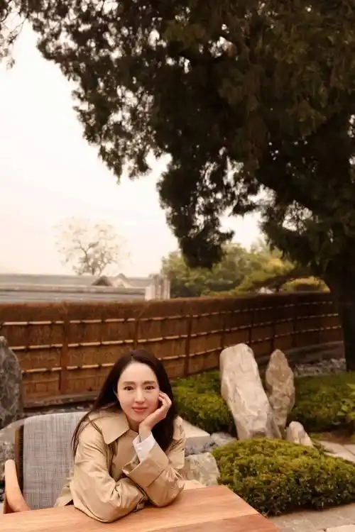 董璇秋日氛围感写真发布 穿卡其色风衣恣意随性