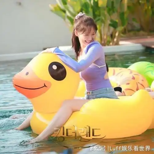 林允儿男友视角泳装照曝光笑容太甜一脸恋爱模样