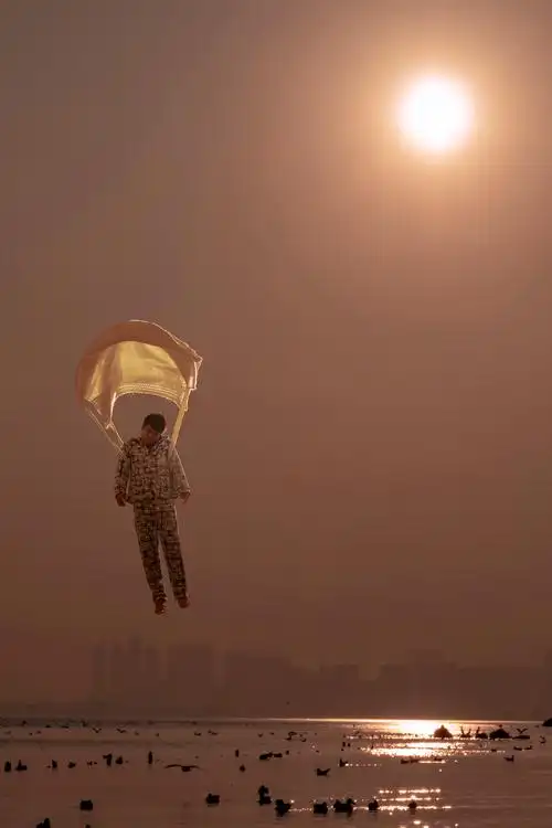 作品名称《口罩降落伞》拍摄时间:2020年地点:家里.