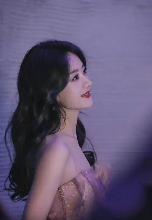 240130赵丽颖绝美侧颜引网友集体狂赞风韵悠长惹人醉