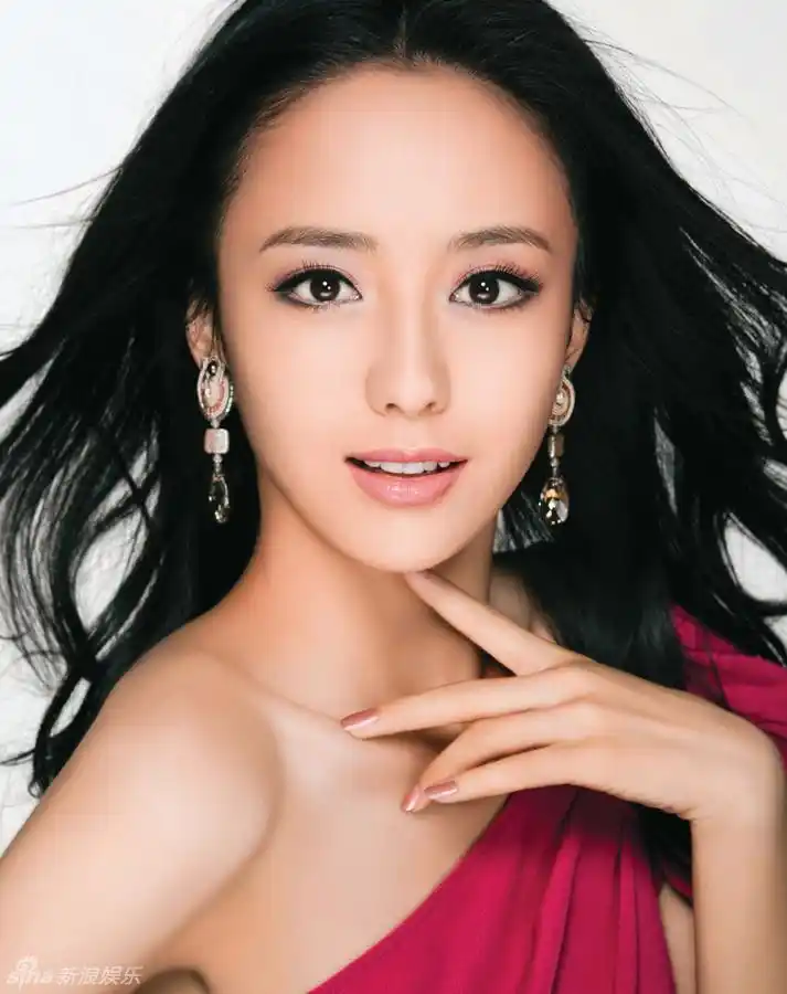 p>佟丽娅,1983年8月8日出生于新疆伊犁察布查尔,中国内地影视女演员