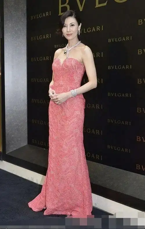 李嘉欣是真有女人味!抹胸裙美得惊艳出尘,不愧"香港第一美人"