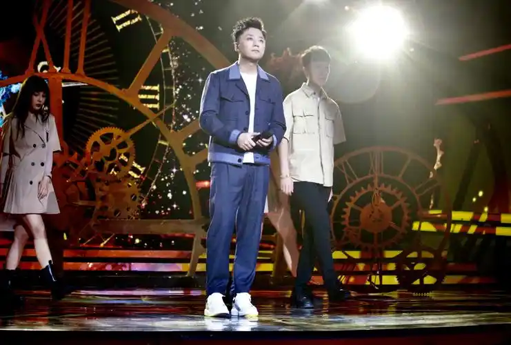 歌手张磊首唱新歌请问温暖嗓音治愈众人