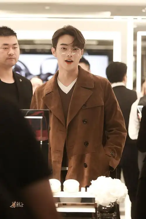 说起来你们知不知道许凯soso的应援色是橙色和紫色两种一起