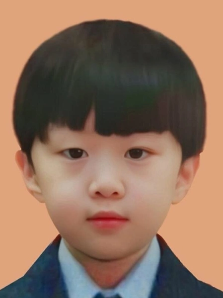 范丞丞的童年照,蔡徐坤的童年照,看到任豪的:是小姑娘吧!