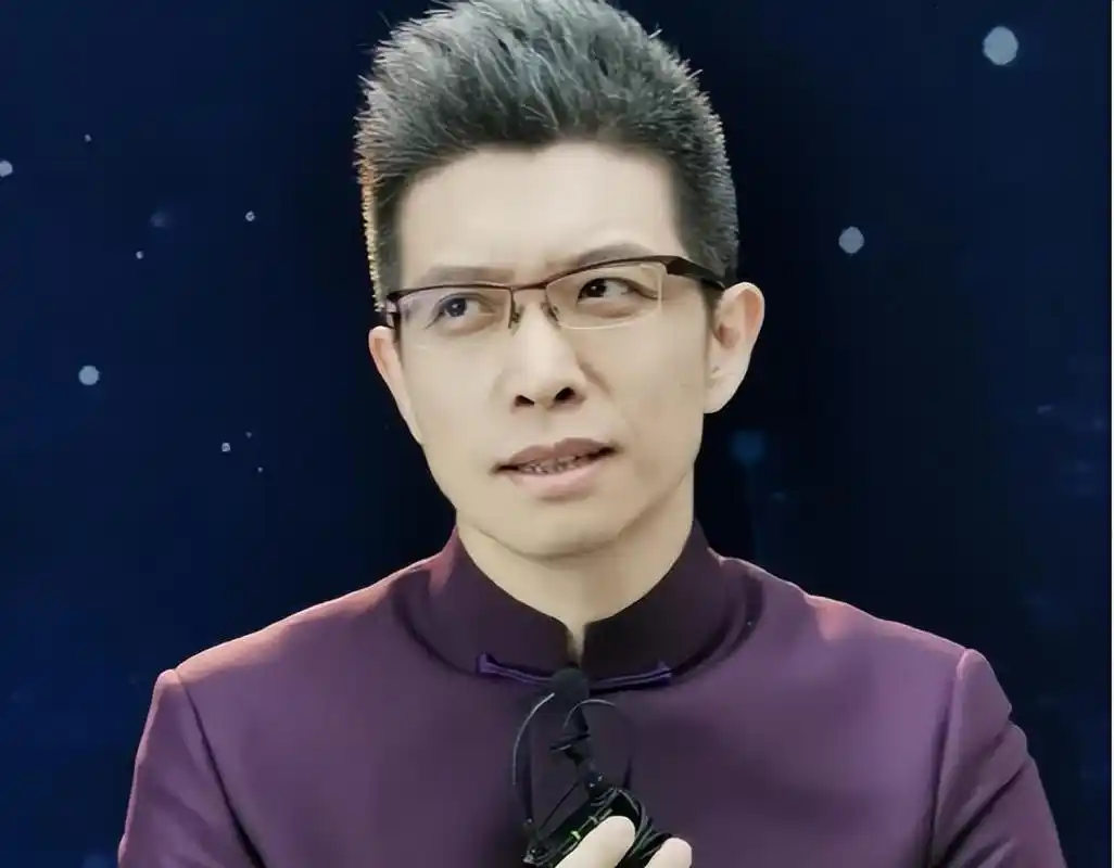 朱广权:从东北小城走出来的著名央视主播 朱广权是一位独具特色的主持