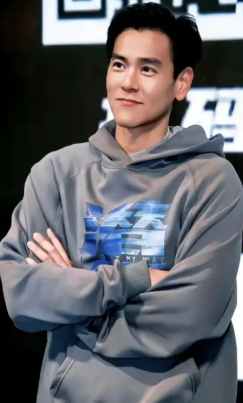 彭于晏素颜遛狗被偶遇#彭于晏素颜遛狗被偶遇,42岁素颜状态还是很