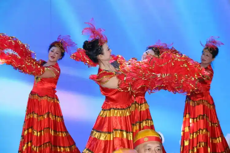 青艺术团 演出地点:阿城区福圆滴 演出时间:2020年10月25日中午12点