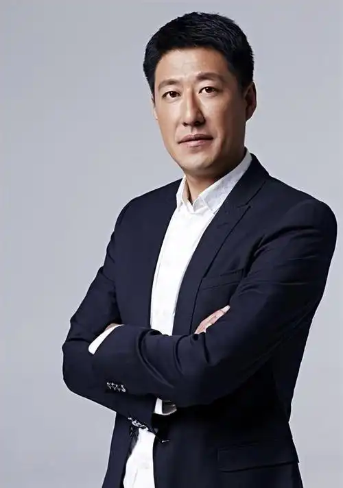 于震晒片场叹生活不易,和前妻结婚半年闪离,带小13岁妻直播挣钱