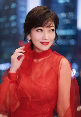 简介:赵雅芝红色纱裙端庄美艳写真,分享一组赵雅芝图片给大家,图中的