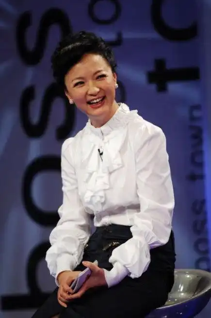 袁鸣的老公据说是个美籍华人,经常去世界各地出差,他们在美国领证