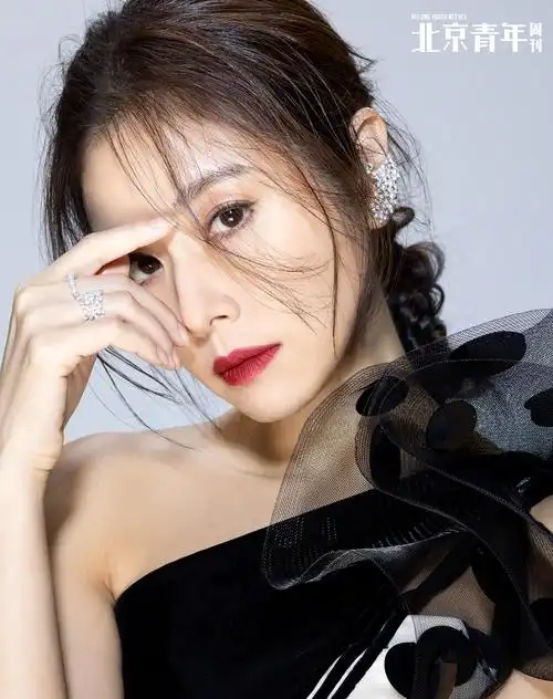 林心如时尚大片释出 知性优雅摩登新潮|林心如|北京青年周刊|封面大片